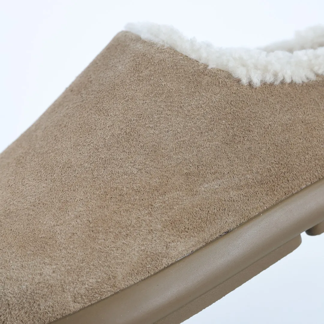 Pick up locally💰560 Core recommendation Good price Independently developed original outsole and cashmere insole to keep you warm in winter and suitable for home use. In the new year, uug launched a style series, which is partially geared towards the preferences of young consumers and has also moved to the forefront of fashion trends. Shoe body material Water-repellent coated suede upper 17 mm UGGPURE™ implanted wool insole Lightweight non-slip comfortable rubber outsole With brand LOGO trademark Comes with a full set of packaging Size: 35 36 37 38 39 40 41 42 43 44